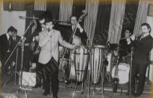 Okyay - Ferdi Özbeğen Orkestrası ile birlikte. Yer: Yeşilköy Çınar Otel. Yıl 1966
